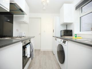 Redcliffe Place By N And N Stays Ltd - Lovelly Home close to Designer Outlet, Perfect for Contractors & Workers with convenient on street parking - 4