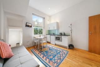 Bright and Airy One Bedroom Condo, Olympia, Kensington - Londra - 9