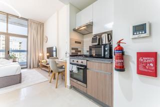 Community View Studio with Exclusive Private Balcony, Azizi Star, Jebel Ali by Deluxe Holiday Homes - 1