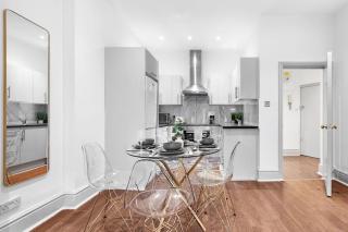 Luxury 2 Bedroom Balcony Kensington Flat for 6 Near Harrods & Next to Station! - Londra - 4