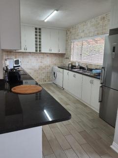 402 Kenwyn-on-Sea with Backup Power - Ballito - 9