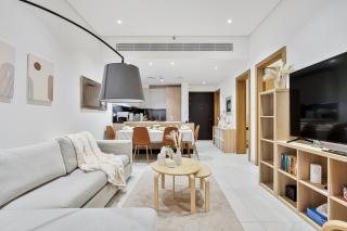 Serene 1BR APT with Gym & Pool - 4