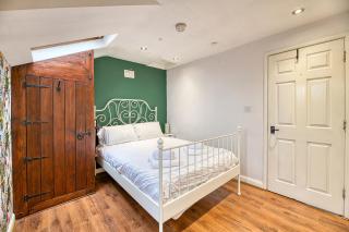 Central 2 Bedroom Apt by Guestz - Chester - 6