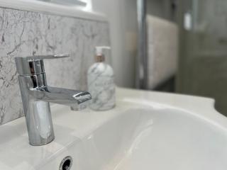 Hurstpier Spacious 2 Bed Apartment - by MCF - Hurstpierpoint - 2