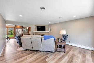 Charming 4-Bedroom Home Short Walk to Lambeau - 2
