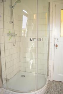 DE103 - Charming farm style home on a large estate - 4
