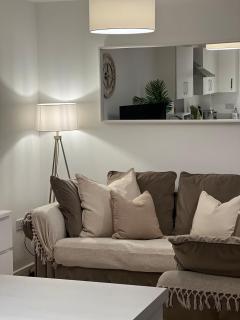 Spacious 2 Bed, 2 Bath Apartment by MCF - Horley - 8