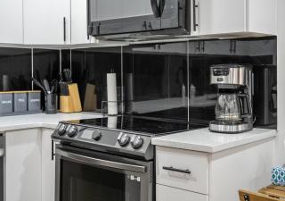 Mountain Hideaway Two Bedroom Basement Suite - Cochrane - 2
