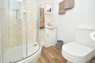 2 Bedroom Central Stay - Stoke on Trent - 4