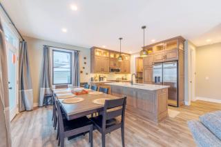Lakeview Bliss- large home with lake views - 0