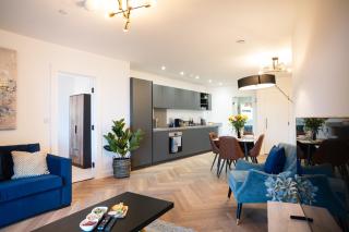 Balcony city view Spacious WiFi Family Contractors - 9