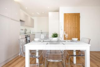 Space Apartments - Romford - 2 bed - 2 Bath - Balcony - Parking Space - Romford - 4