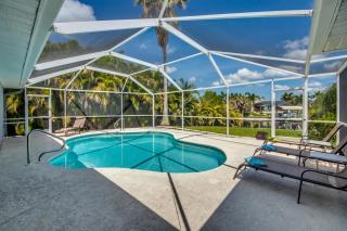 Family-friendly electric-heated pool home on Freshwater canal with bikes! - Villa Paige - Cape Coral - 9