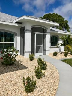 Paradise Home, Tranquil canal view 3-BDR in Golfers paradise - Rotonda West - 0