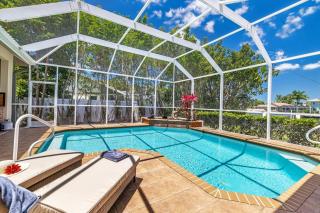 Villa Sienna - Pet friendly home on Gulf-access canal w/electric-heated pool - SWFL Rentals - 7