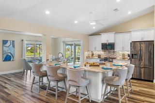 Fully remodeled electric-heated pool home on Gulf-access canal - Villa Sunny - Cape Coral - 4