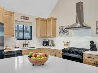 4BD Home - Games - Close to Downtown & Snowbowl - 7