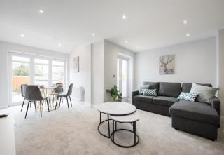 Space Apartments - Parking Space, Doors onto Garden-Pet Friendly - Romford - 0