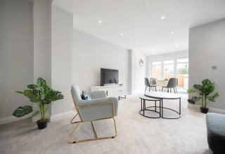Space Apartments - Parking Space, Doors onto Garden-Pet Friendly - Romford - 3