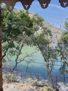 Pansy Serene 1BR w Scenic Views of Bhimtal Lake - Jāmb - 0
