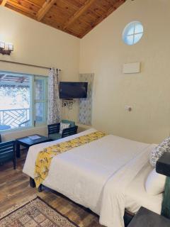 Pansy Serene 1BR w Scenic Views of Bhimtal Lake - Jāmb - 9