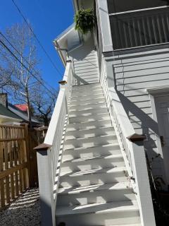 Sunny & Playful Carriage House in Downtown Savannah Stay Here and Walk Everywhere - 1