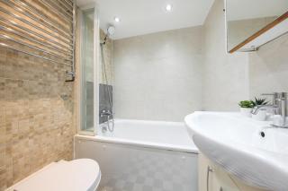 Chic 2BR Loft-Style Apartment in Queensway - Londra - 6