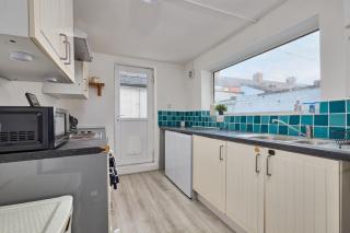 Charming 2 Bedroom Home in Darlington - Street Parking - 7