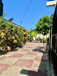 Comfy home near beach and eats! - Dar es Salaam - 8