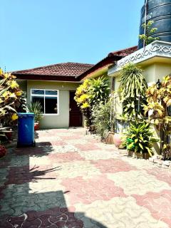 Comfy home near beach and eats! - Dar es Salaam - 5