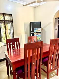 Comfy home near beach and eats! - Dar es Salaam - 4