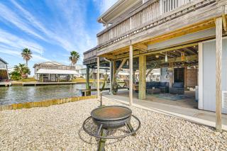 Canal-Front Gem in Galveston Fish, Crab and Unwind - 8