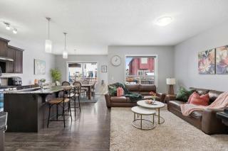 Large Family 4BR w Kid's Play Den! Near Airport & Shopping! FREE Banff Pass, BBQ, Netflix, Parking & Wine! - 7