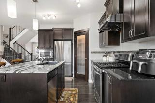 Large Family 4BR w Kid's Play Den! Near Airport & Shopping! FREE Banff Pass, BBQ, Netflix, Parking & Wine! - 4