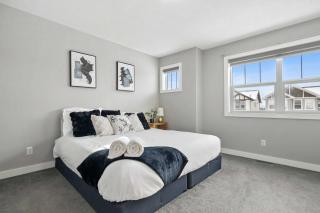 Large Family 4BR w Kid's Play Den! Near Airport & Shopping! FREE Banff Pass, BBQ, Netflix, Parking & Wine! - 6