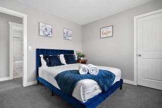 Large Family 4BR w Kid's Play Den! Near Airport & Shopping! FREE Banff Pass, BBQ, Netflix, Parking & Wine! - 2