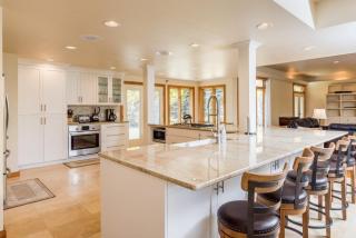 Game Room, Outdoor Hot Tub, Two Kitchens, Perfect For Large Families - 8