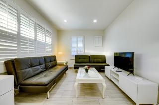Stylish Modern Home, AC, Parking & Near FWYs - Santa Ana - 9