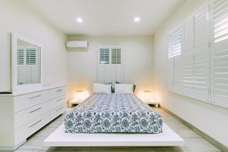 Stylish Modern Home, AC, Parking & Near FWYs - Santa Ana - 0