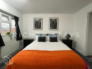 Spacious 4-Bedroom Home, Driveway & Garden - Goodmayes - 3