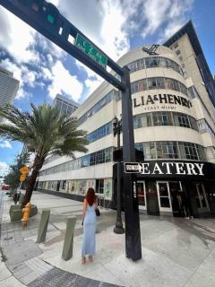 Art-filled Loft 180 Views, Rooftop Pool, Parking - 1