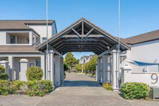 Lake, pool and Taupo town - 9