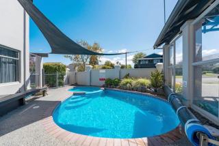 Lake, pool and Taupo town - Taupo - 7