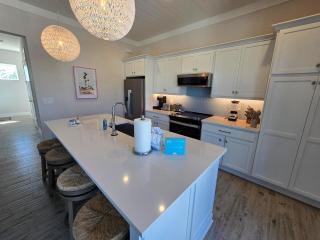 211 Blue Palm: Spacious 5-Bedroom Pool Home, Steps from Beach! - Fort Myers Beach - 4
