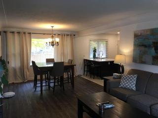 Comfy 3-Bedroom Home with Modern Upgrades - London - 9