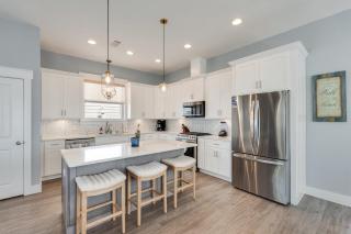 221 Sands Street - 4 BR with Private pool - 4