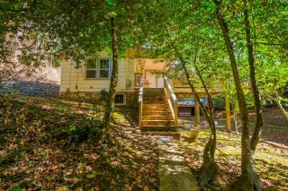 Charming Gatlinburg cottage less than a mile from downtown with hot tub! - Gatlinburg - 8