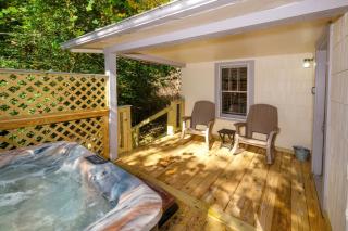Charming Gatlinburg cottage less than a mile from downtown with hot tub! - Gatlinburg - 5