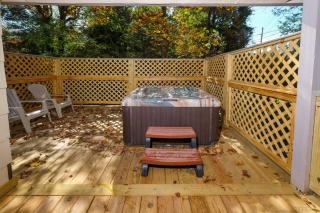Charming Gatlinburg cottage less than a mile from downtown with hot tub! - Gatlinburg - 4