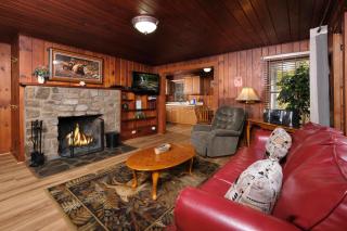 Charming Gatlinburg cottage less than a mile from downtown with hot tub! - Gatlinburg - 1